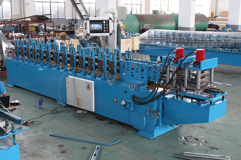 ROLLER SHUTTER DOOR FORMING MACHINE WITH PUNCHING