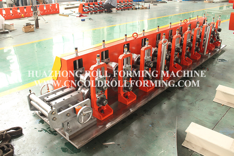 GUIDE ROLL FORMING MACHINE AND ANGLE ROLL FORMING MACHINE WITH QUICK CHANGE SYSTEM