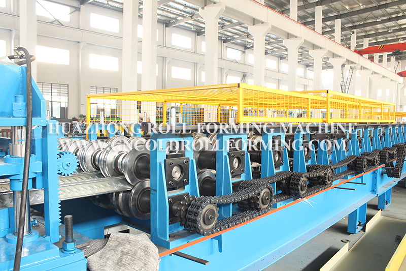 DECKING PLATE ROLL FORMING MACHINE